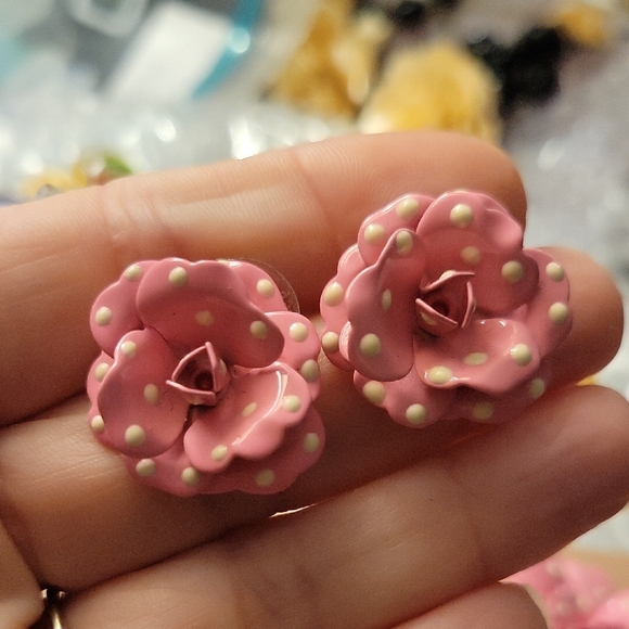 Joan Rivers Classics Collection White and  Pink Flower Brooch And Earring  Set - Picture 7 of 10